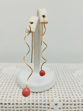 Carica l'immagine nel visualizzatore di Gallery, Orecchini corallo e  gold plated ONDE CORALLO d.