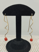 Carica l'immagine nel visualizzatore di Gallery, Orecchini corallo e  gold plated ONDE CORALLO s.