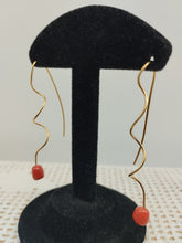 Carica l'immagine nel visualizzatore di Gallery, Orecchini corallo e  gold plated ONDE CORALLO s.