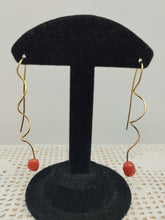 Carica l'immagine nel visualizzatore di Gallery, Orecchini corallo e  gold plated ONDE CORALLO