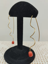 Carica l'immagine nel visualizzatore di Gallery, Orecchini corallo e  gold plated ONDE CORALLO