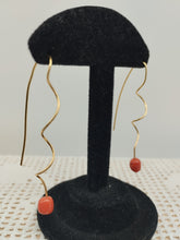 Carica l'immagine nel visualizzatore di Gallery, Orecchini corallo e  gold plated ONDE CORALLO
