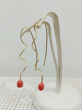 Carica l'immagine nel visualizzatore di Gallery, Orecchini corallo e  gold plated ONDE CORALLO
