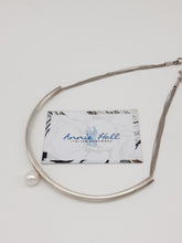Carica l'immagine nel visualizzatore di Gallery, Collana argento e perla MEZZA LUNA