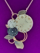 Carica l'immagine nel visualizzatore di Gallery, Collana con vecchi orologi