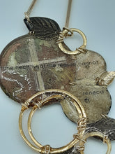 Carica l'immagine nel visualizzatore di Gallery, Collana con vecchi orologi