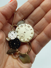 Carica l'immagine nel visualizzatore di Gallery, Collana con vecchi orologi