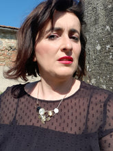 Carica l'immagine nel visualizzatore di Gallery, Collana con vecchi orologi