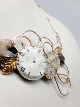 Carica l'immagine nel visualizzatore di Gallery, Collana con vecchi orologi 272