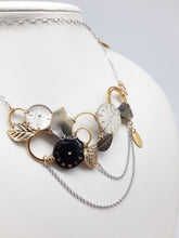 Carica l'immagine nel visualizzatore di Gallery, Collana con vecchi orologi 280