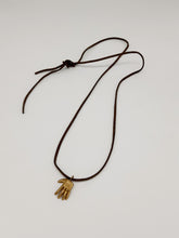 Carica l'immagine nel visualizzatore di Gallery, Collana bronzo MANO