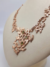 Carica l'immagine nel visualizzatore di Gallery, Collana gold plated e peridoti SEGNO