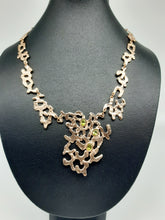 Carica l'immagine nel visualizzatore di Gallery, Collana gold plated e peridoti SEGNO