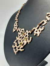 Carica l'immagine nel visualizzatore di Gallery, Collana gold plated e peridoti SEGNO