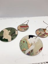 Carica l'immagine nel visualizzatore di Gallery, Orecchini alluminio, argento e carta laccata