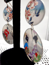 Carica l'immagine nel visualizzatore di Gallery, Orecchini alluminio, argento e carta laccata
