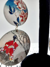 Carica l'immagine nel visualizzatore di Gallery, Orecchini alluminio, argento e carta laccata