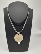 Carica l'immagine nel visualizzatore di Gallery, Collana argento e perla naturale  SAND - SABBIA