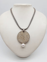 Carica l'immagine nel visualizzatore di Gallery, Collana argento e perla naturale  SAND - SABBIA