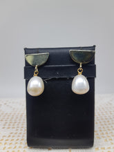 Carica l'immagine nel visualizzatore di Gallery, Orecchini corti gold plated