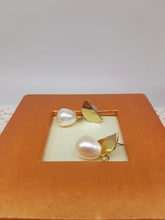 Carica l'immagine nel visualizzatore di Gallery, Orecchini corti gold plated
