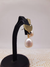 Carica l'immagine nel visualizzatore di Gallery, Orecchini corti gold plated
