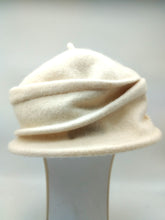 Carica l&#39;immagine nel visualizzatore di Gallery, Cappello - Winter&#39;s hat