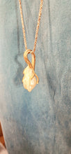 Charger l'image dans la galerie, Collana bronzo Perla Hand Lunga