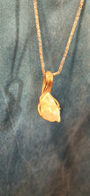 Charger l'image dans la galerie, Collana bronzo Perla Hand Lunga