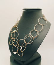Carica l'immagine nel visualizzatore di Gallery, Collana bronzo Perla Cerchietti