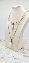 Charger l'image dans la galerie, Collana bronzo Perla Hand Lunga