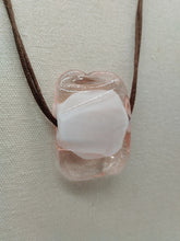 Carica l&#39;immagine nel visualizzatore di Gallery, Collana vetro QUADRO Rosa chiaro