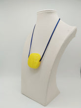 Carica l&#39;immagine nel visualizzatore di Gallery, Collana vetro Sasso Giallo