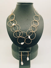 Carica l'immagine nel visualizzatore di Gallery, Collana bronzo Perla Cerchietti