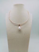 Carica l'immagine nel visualizzatore di Gallery, Collana bronzo Perla Hand