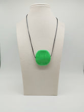 Carica l&#39;immagine nel visualizzatore di Gallery, Collana vetro Sasso Verde Pisello
