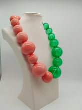 Carica l&#39;immagine nel visualizzatore di Gallery, Collana vetro MOZZO Corallo/ Verde