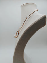 Carica l'immagine nel visualizzatore di Gallery, Collana bronzo Perla Hand