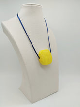 Carica l&#39;immagine nel visualizzatore di Gallery, Collana vetro Sasso Giallo