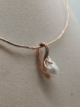 Carica l'immagine nel visualizzatore di Gallery, Collana bronzo Perla Hand