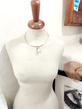 Carica l'immagine nel visualizzatore di Gallery, Collana bronzo Perla Hand