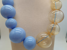 Carica l&#39;immagine nel visualizzatore di Gallery, Collana vetro MOZZO Celeste / Giallo