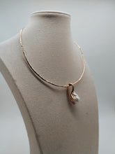 Carica l'immagine nel visualizzatore di Gallery, Collana bronzo Perla Hand