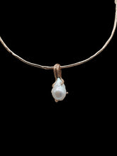 Carica l'immagine nel visualizzatore di Gallery, Collana bronzo Perla Hand