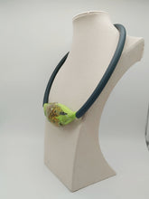 Carica l&#39;immagine nel visualizzatore di Gallery, Collana vetro GLIMMER Verde pallido