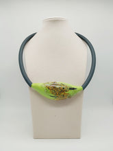 Carica l&#39;immagine nel visualizzatore di Gallery, Collana vetro GLIMMER Verde pallido