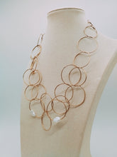 Carica l'immagine nel visualizzatore di Gallery, Collana bronzo Perla Cerchietti