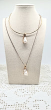 Charger l'image dans la galerie, Collana bronzo Perla Hand Lunga