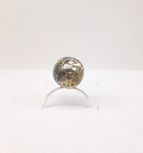 Anello con vecchi orologi