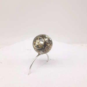 Anello con vecchi orologi